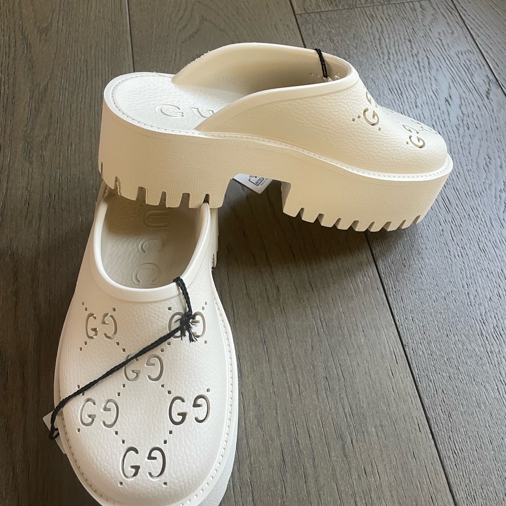 Women’s GG SLIP ON SANDALS !